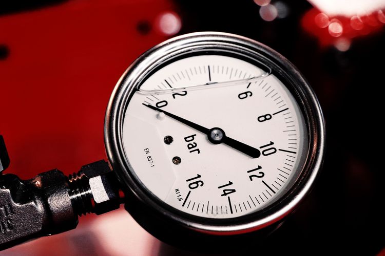 Pressure gauge reading in bar on a water line